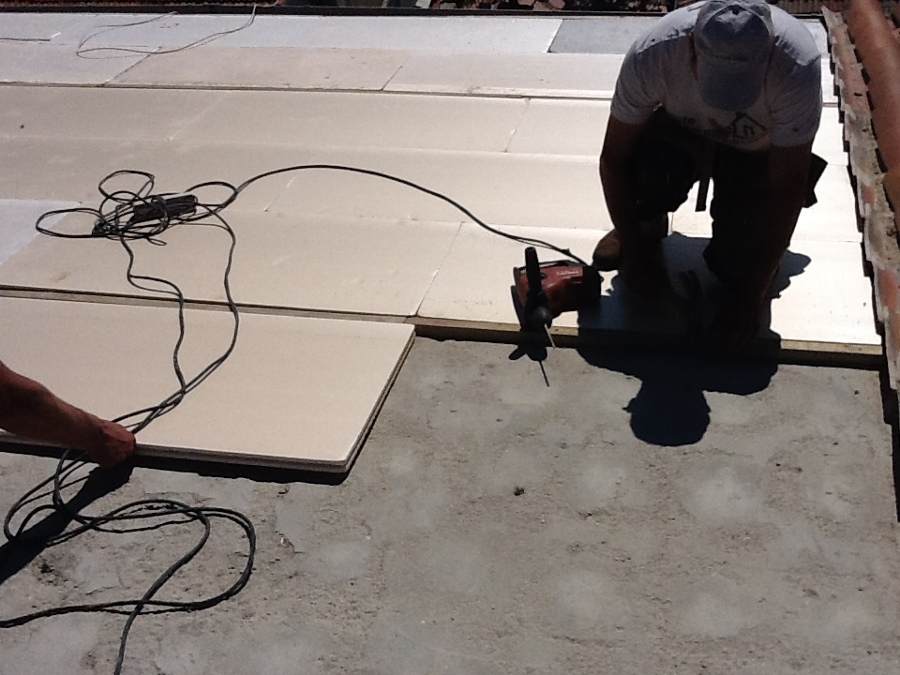 colocacion de placas de aislante de alta intensidad