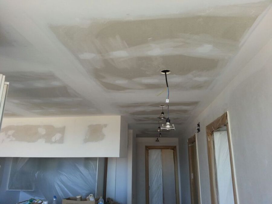 Colocación de pladur en vivienda y lijado paredes y techo