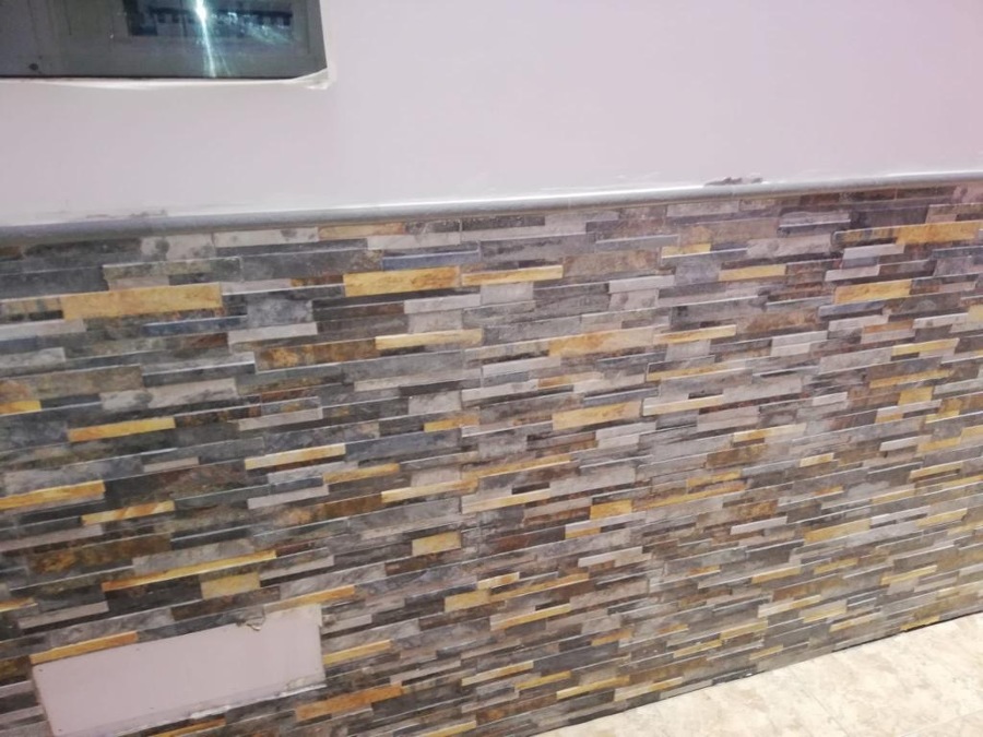 Colocación de plaquetas en pared