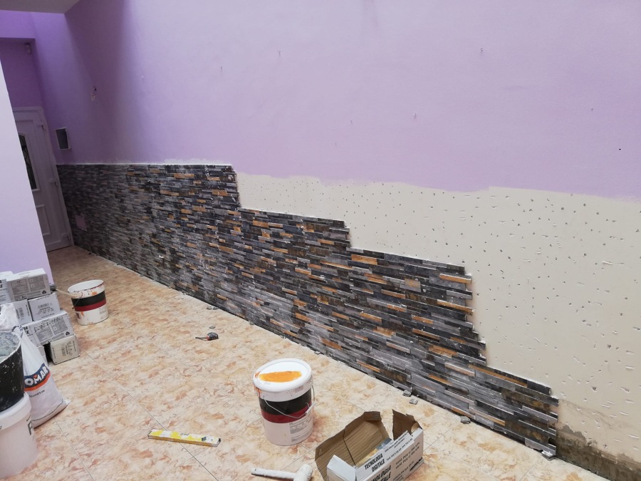 Colocación de plaquetas en pared