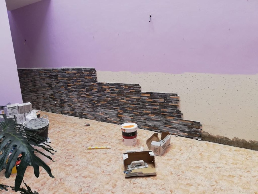 Colocación de plaquetas en pared