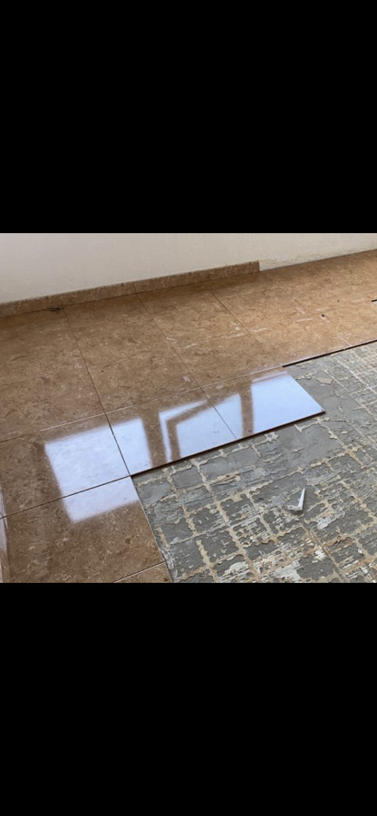 Colocación de plaquetas en piso