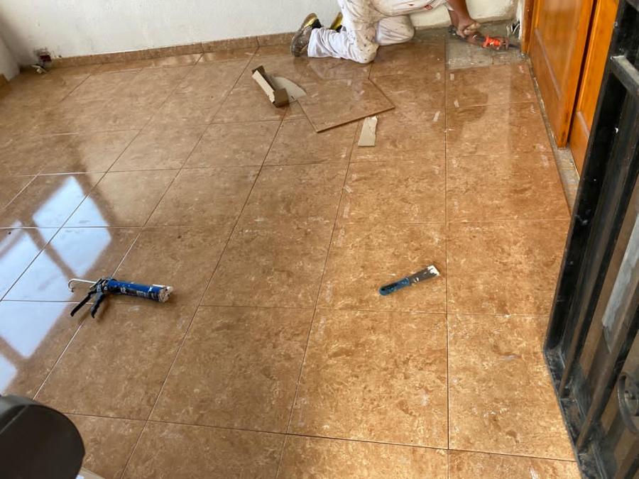 Colocación de plaquetas en piso