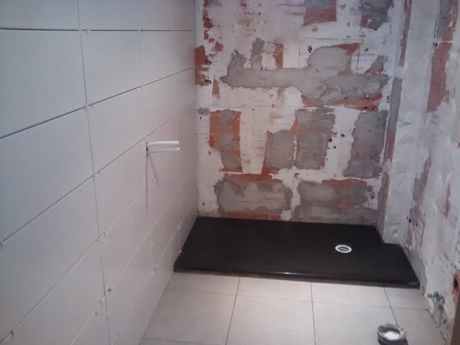 colocacion de platod de ducha de resina y alicatados