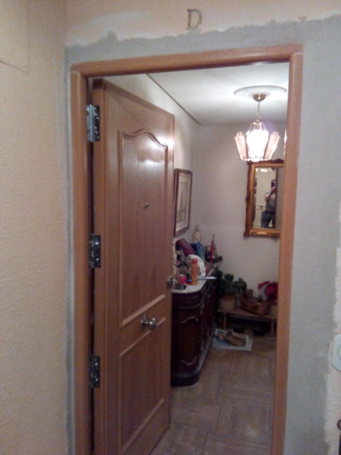 colocacion de puerta acorazada en piso