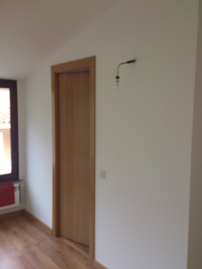 Colocación de puerta haya lisa.