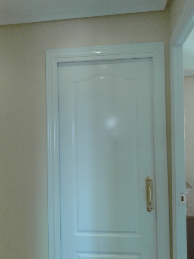 colocacion de puertas con jambeado y molduras