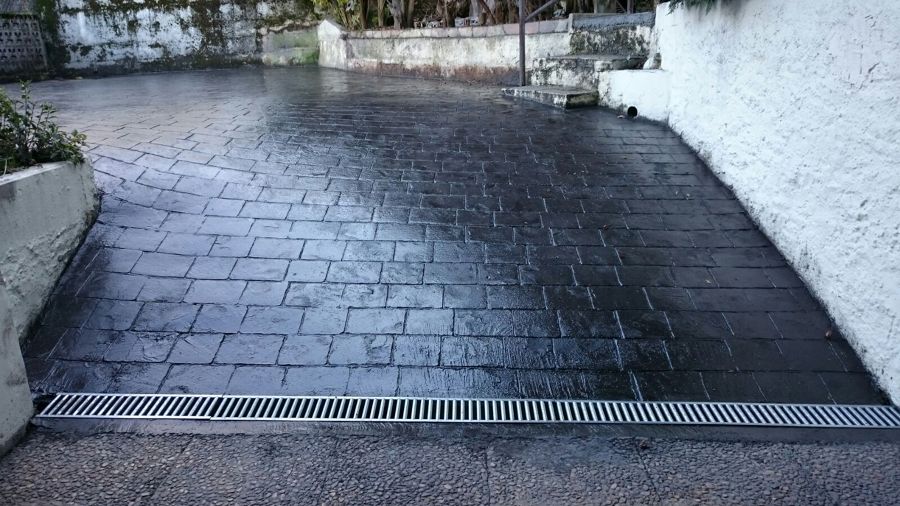 Colocación de rejilla en acceso a garaje.