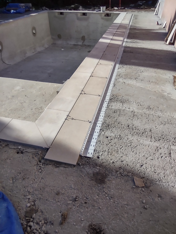 Colocación de revestimiento y canaleta pluvial decorativa.