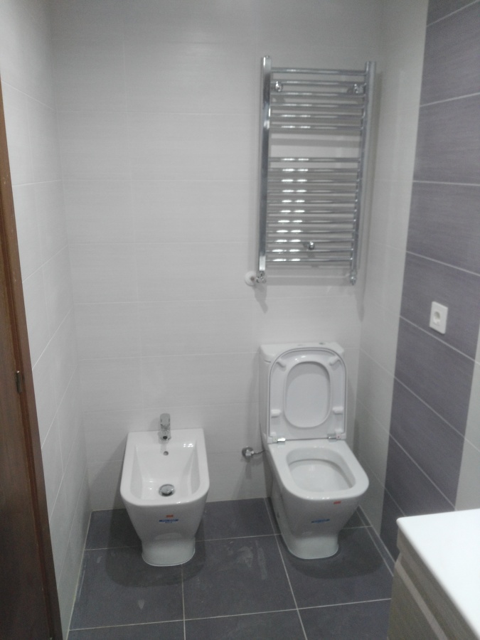 Colocación de sanitarios incluida.