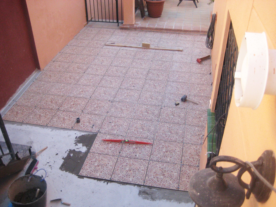 Colocación de solería en zona de acceso