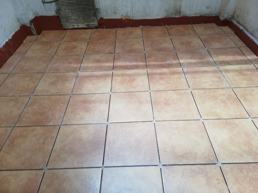 Colocación de suelo a junta abierta