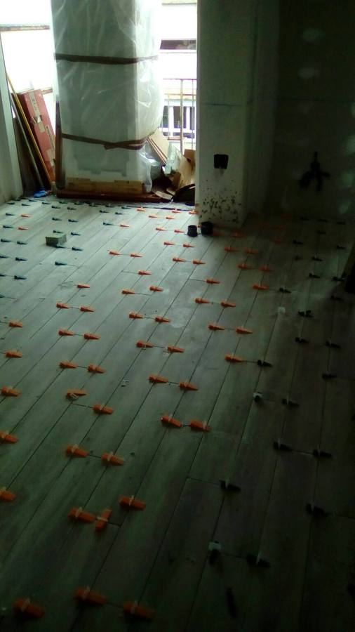 Colocación de suelo con máquina de cuñas