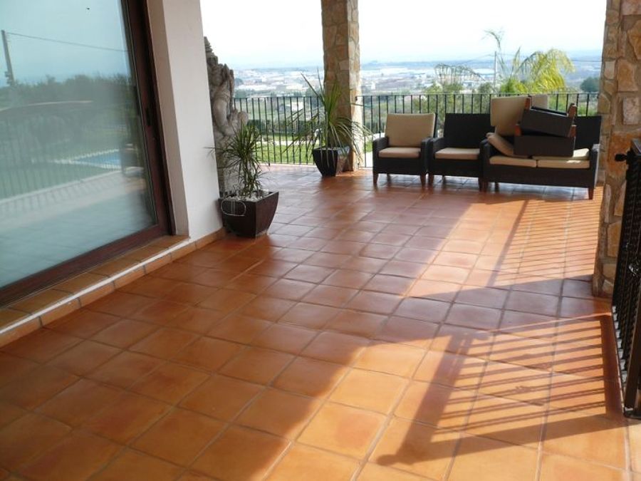 Colocacion de suelo gres en chalet