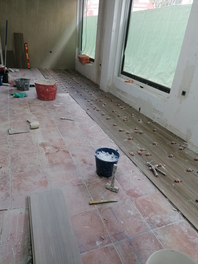 colocación de suelo porcelánico