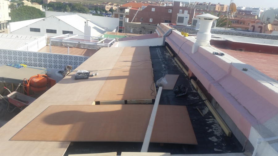 Colocación de tablero de chapa marina con 10 cm de cámara para el aislamiento térmico 