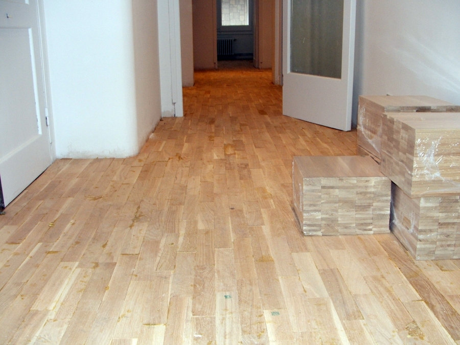 Colocación de tablilla de Roble 30 x 6 x 1 cm encolado.