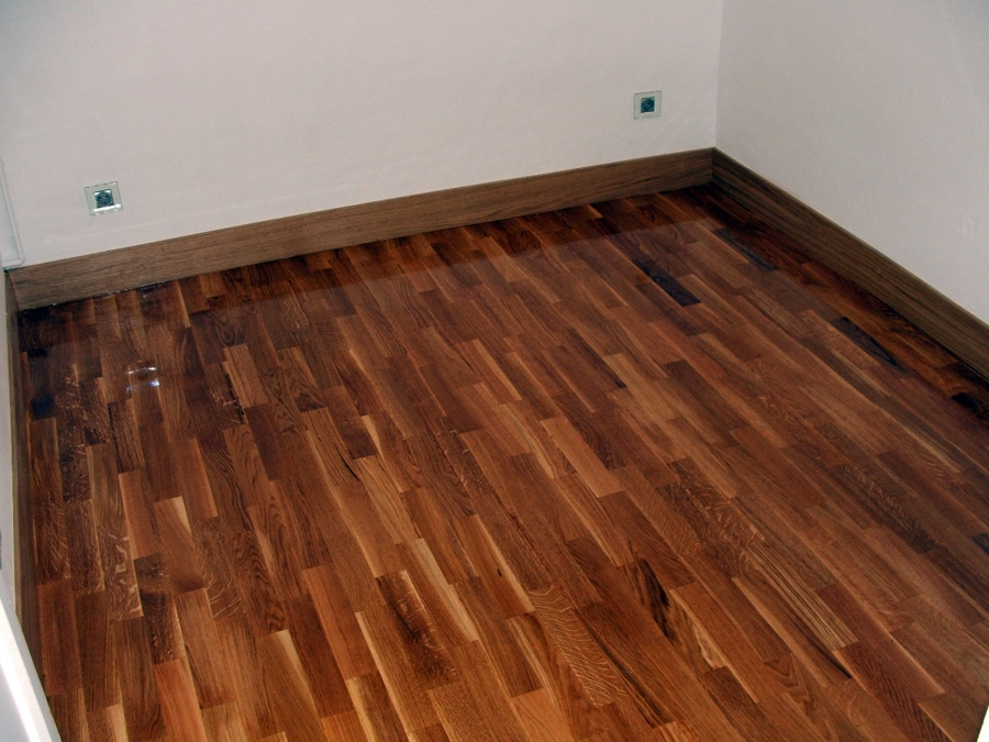 Colocación de tablilla de Roble 30 x 6 x 1 cm encolado.