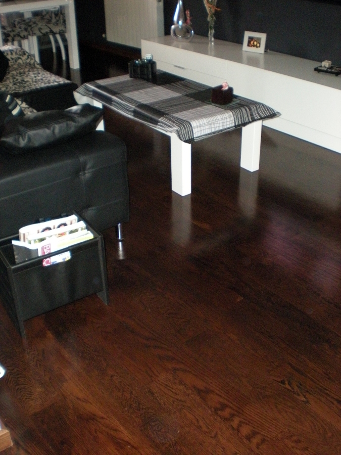 Colocación de tarima encolada de Roble teñido en fumé