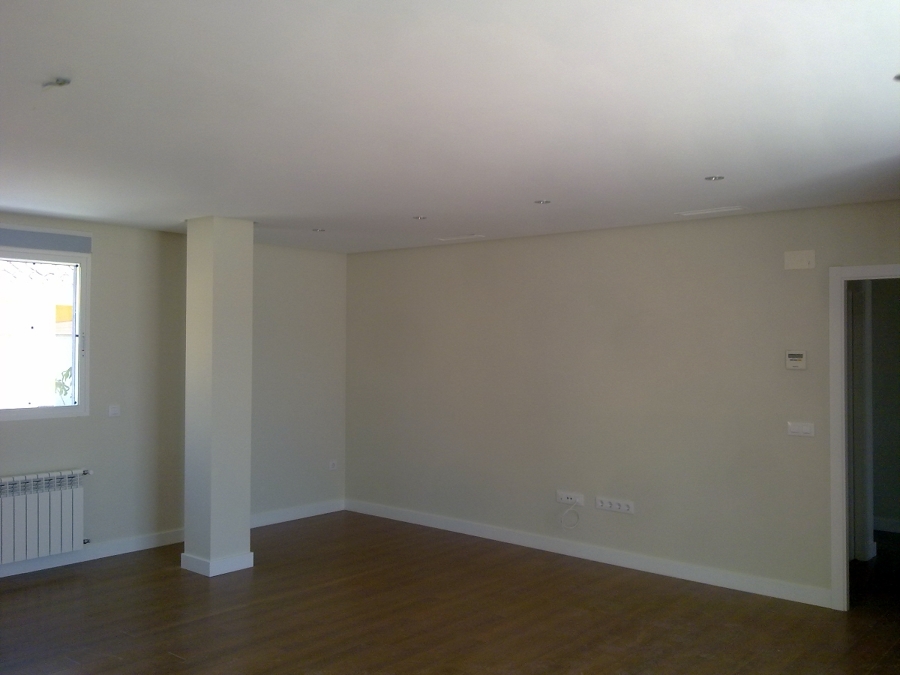 Colocación de techo de escayola con oscuro perimetral en toda la vivienda.