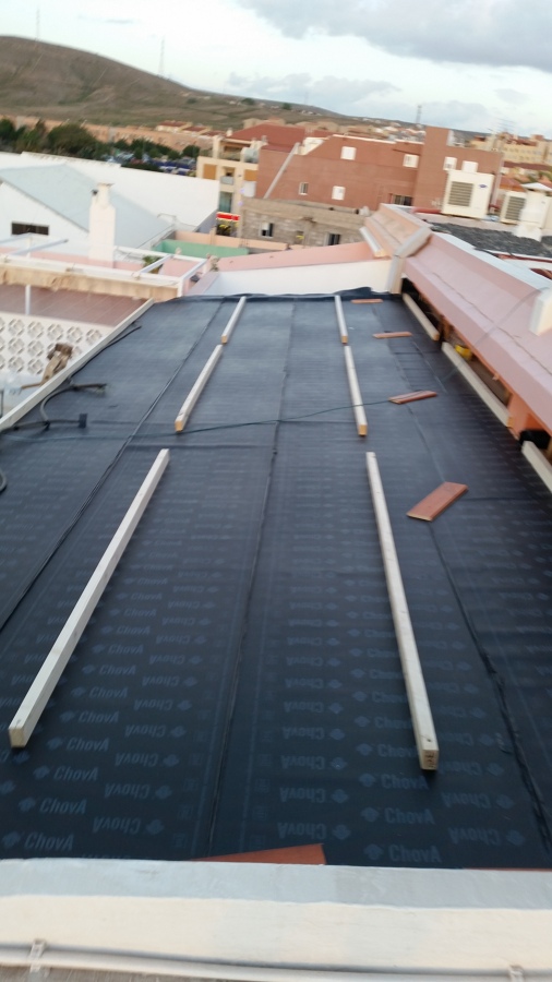 Colocación de tela asfáltica en la primera capa