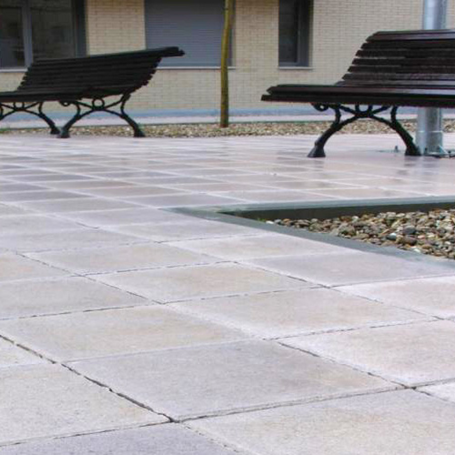 Colocación de terrazo y bordillo en plaza