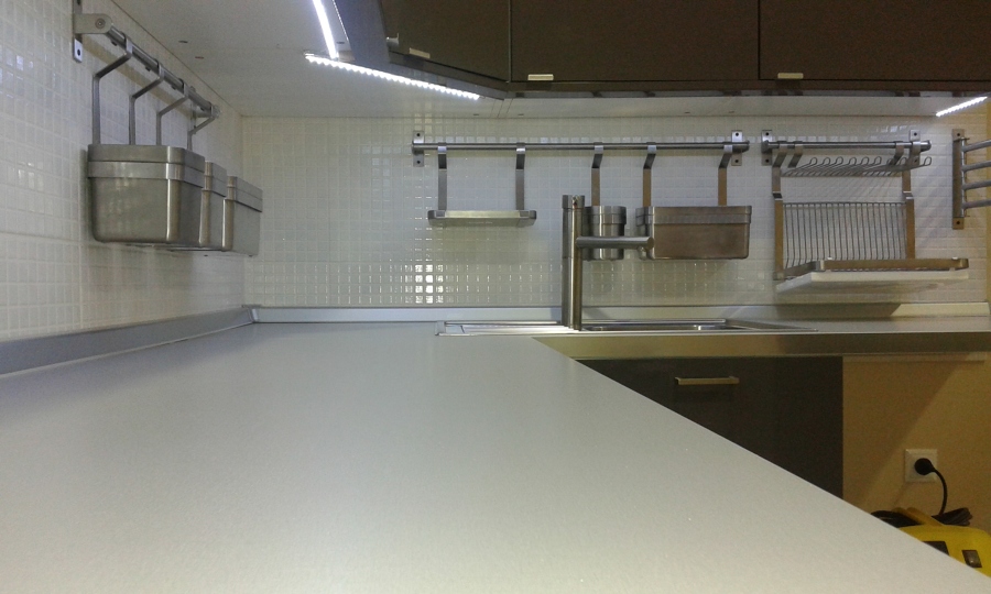 Colocación de Tira led bajo muebles Altos