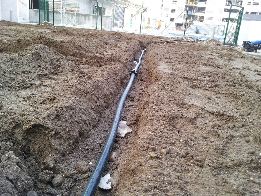 Colocación de tuberías y collarines de riego