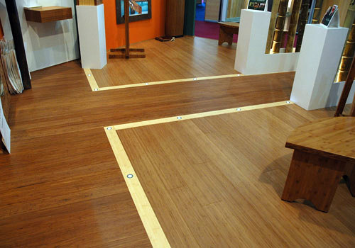 Colocación de TukaBamboo en stand Construmat