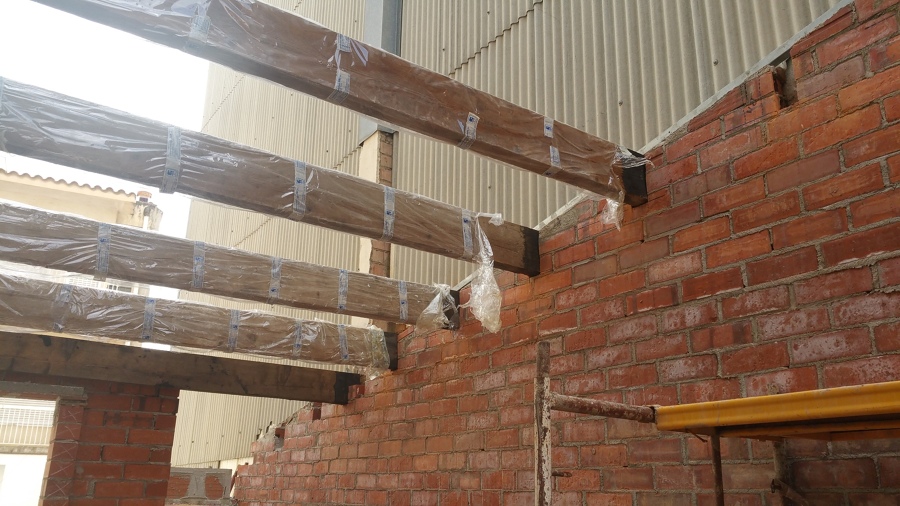 Colocación de vigas tratadas antigua vivienda