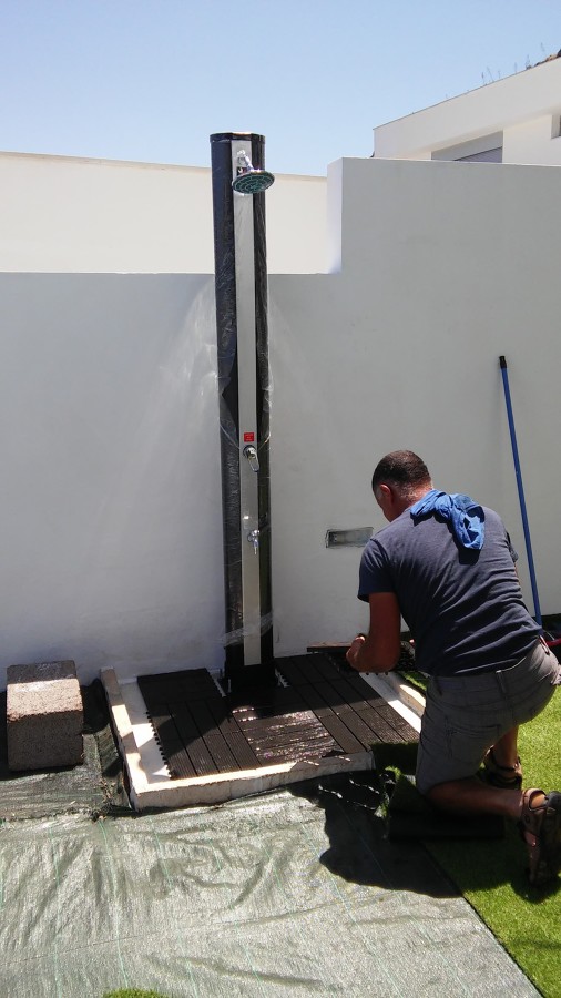 Colocación del suelo de ducha fotovoltaica