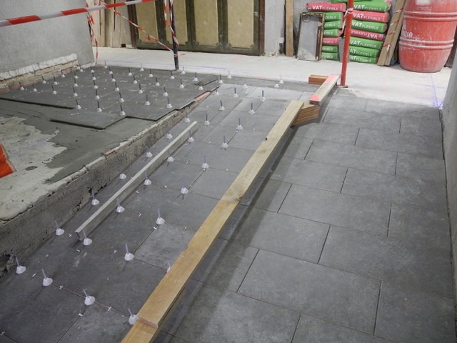 Colocación gres porcelanico mediante Kit de nivelación