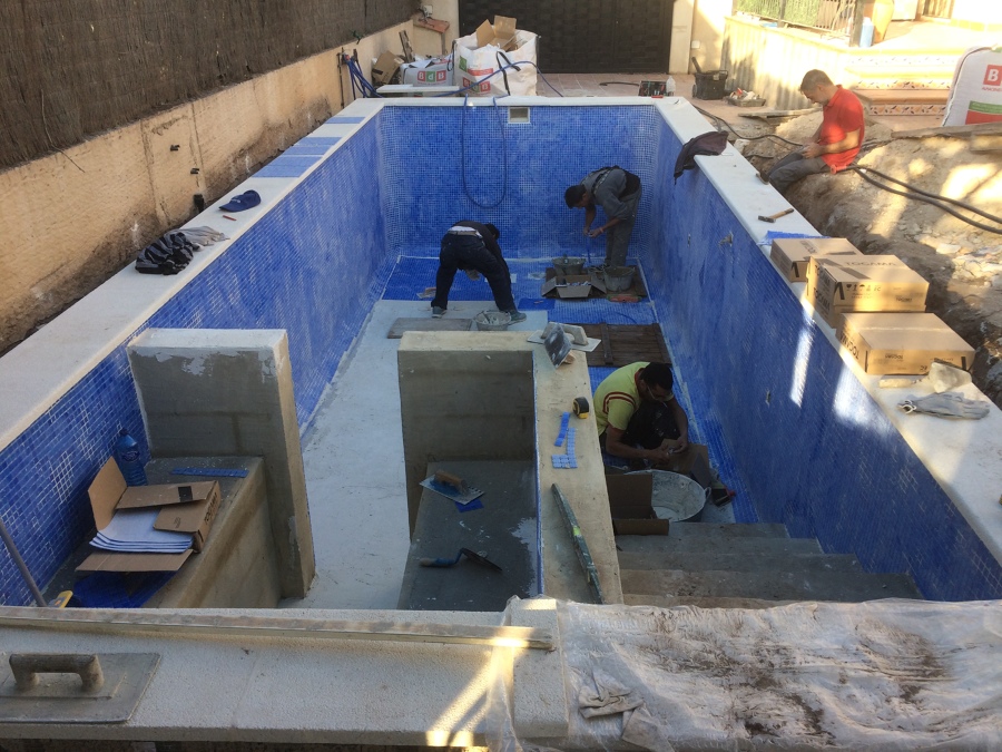 colocación gresite en piscina