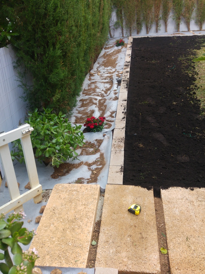 colocación malla antihierbas y rosales