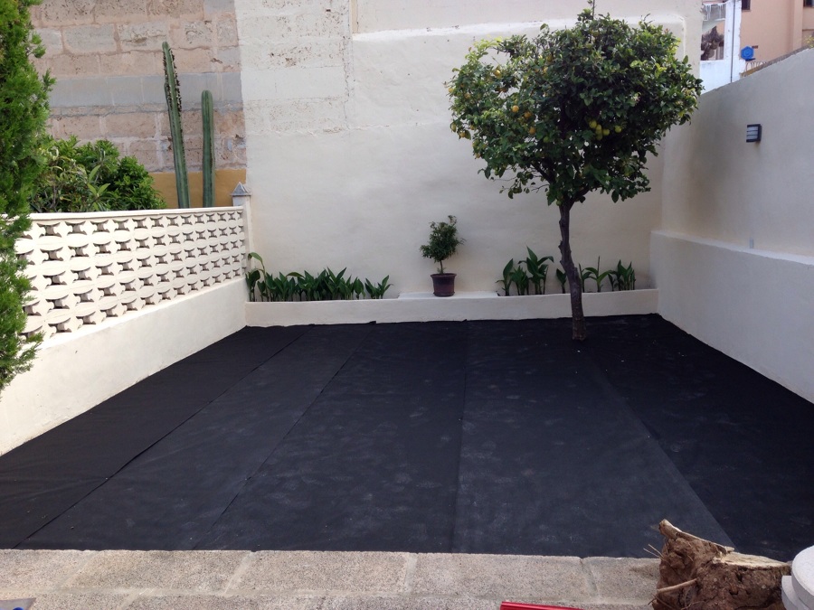 Colocación maya anti hierbas 