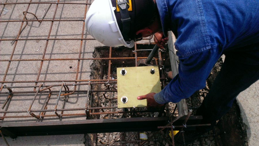 Colocación,  nivelación y alineamiento placas base