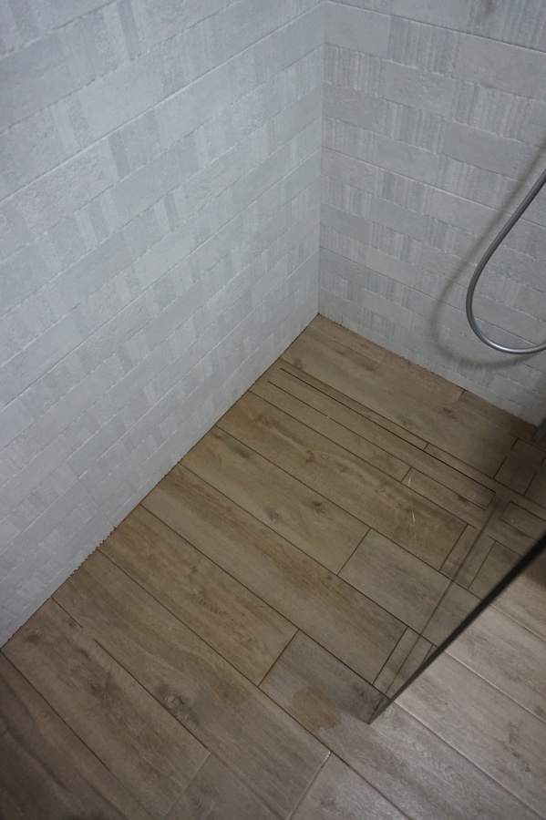 COLOCACION SUELO IMITACION PARQUET  EN DUCHA Y MISMO SUELO EN TODO EL BAÑO