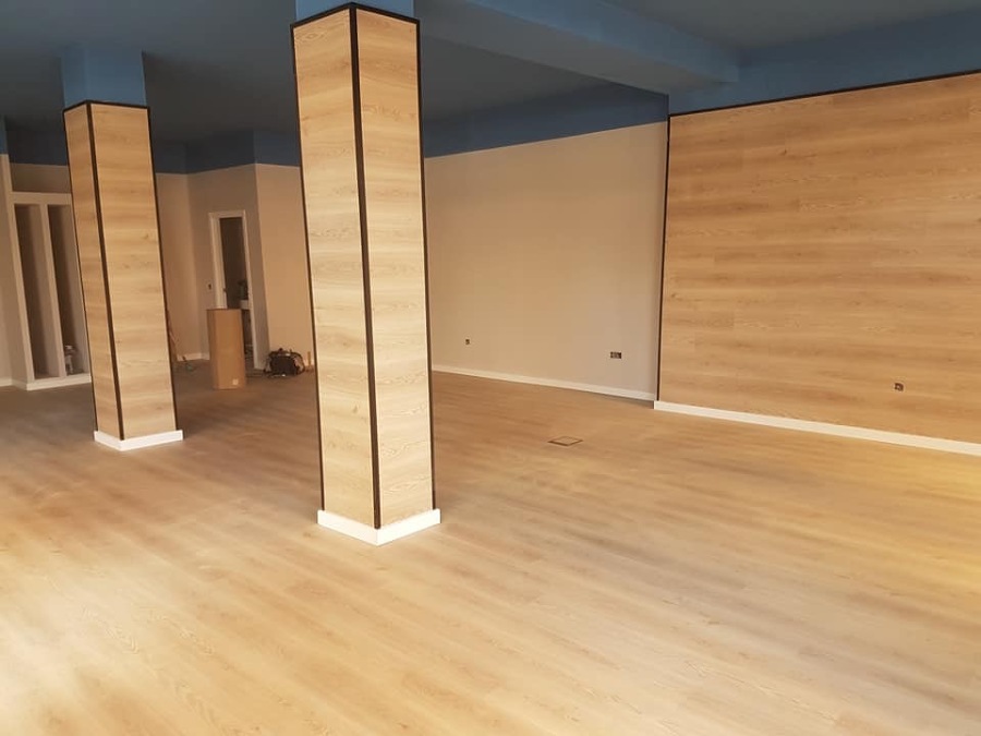 Colocacion tarima flotante oficina.