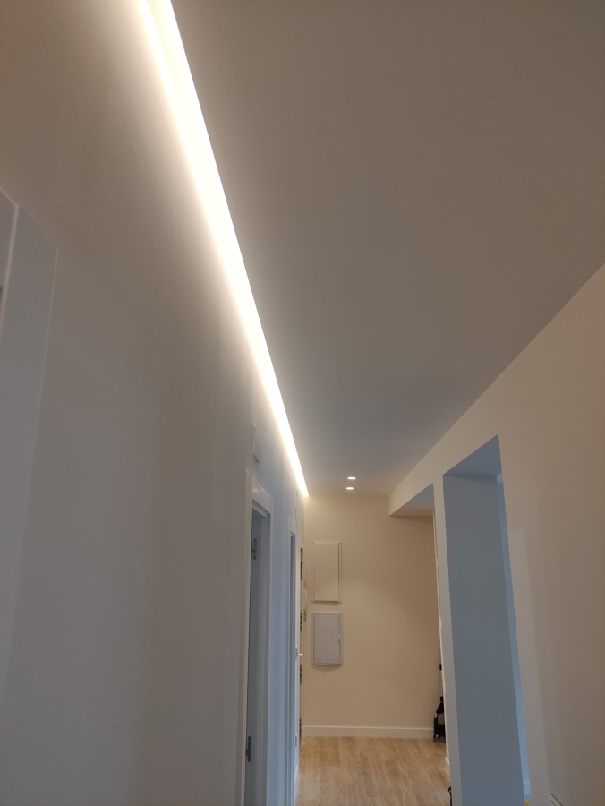 Colocación tira led pasillo