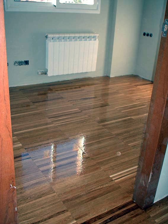 Colocación, y barnizado de parquet industrial