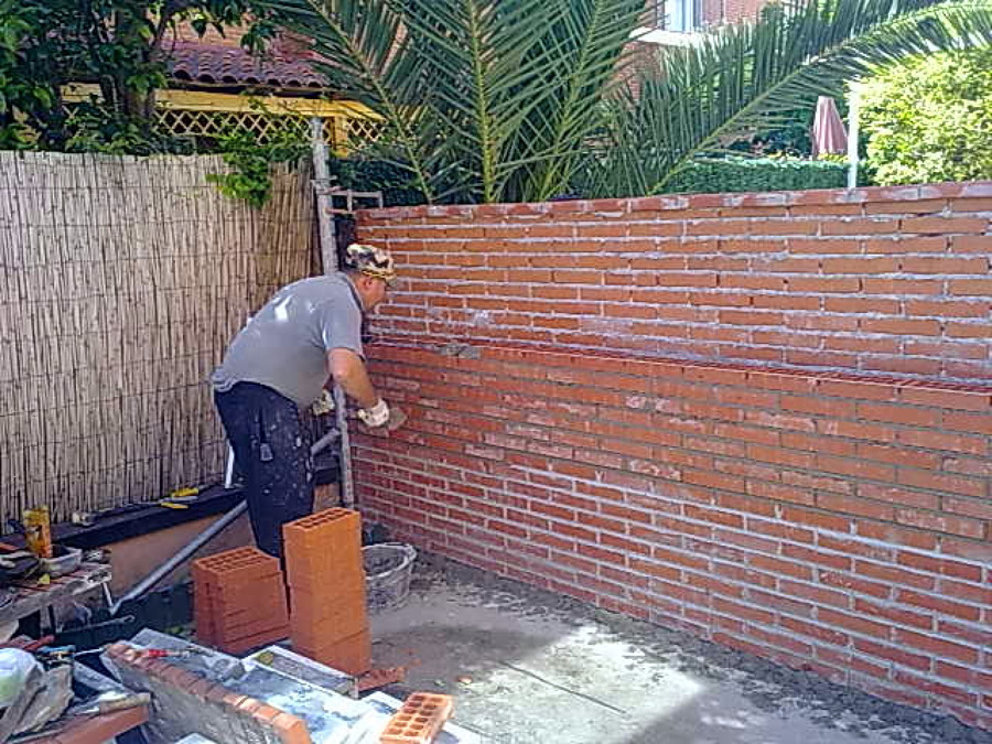 colocando ladrillo visto