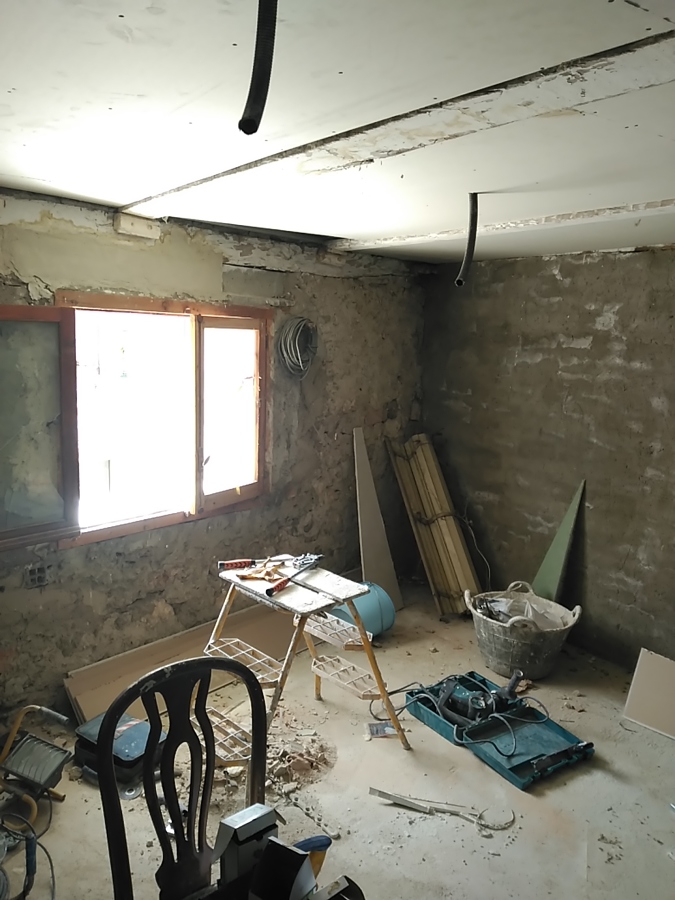 Colocando pladur en techo habitación