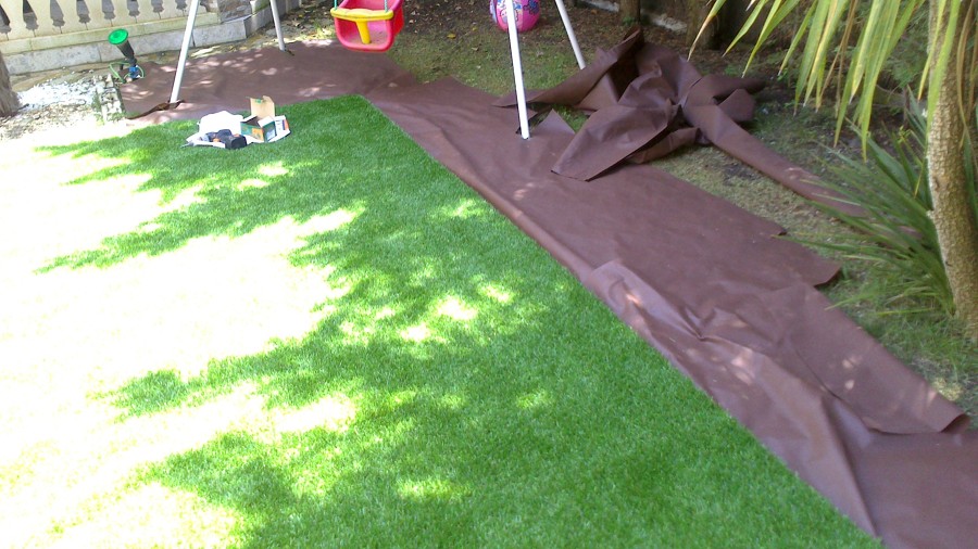 colocar el material y el cesped artificial