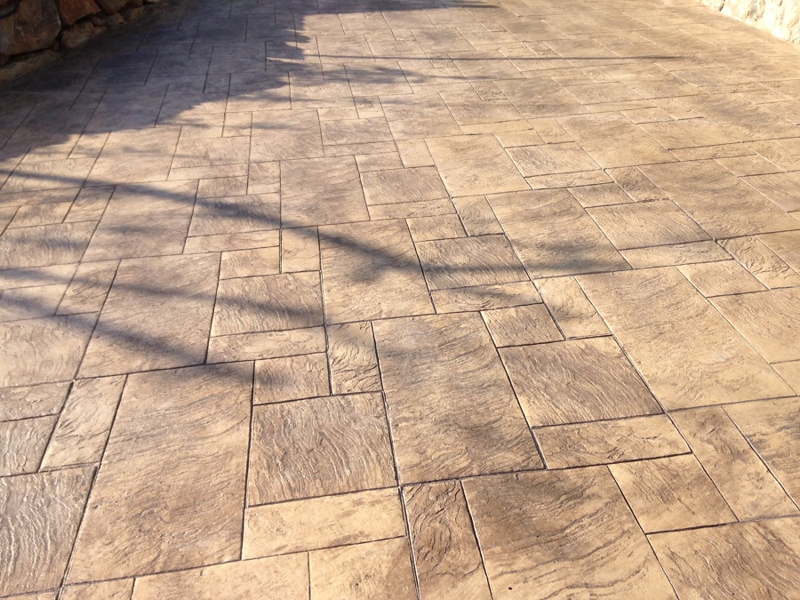 Color tierra con gris oscuro