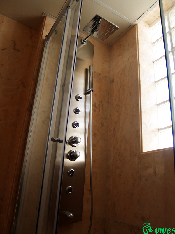 Columna de hidromasaje en baños de la promoción 