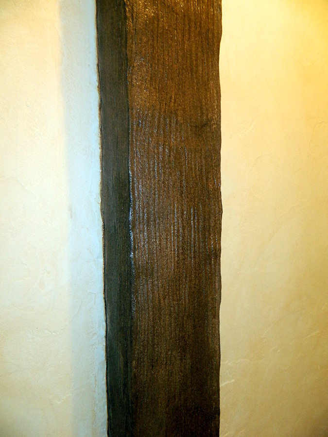 columna imitada a madera nogal igua que las puertas