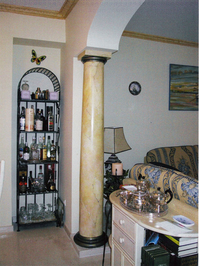 Columna pintada, imitando mármol