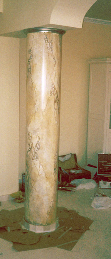 Columna pintada, imitando mármol.