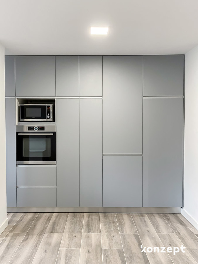 Columnas en cocina que integran algunos electrodomésticos