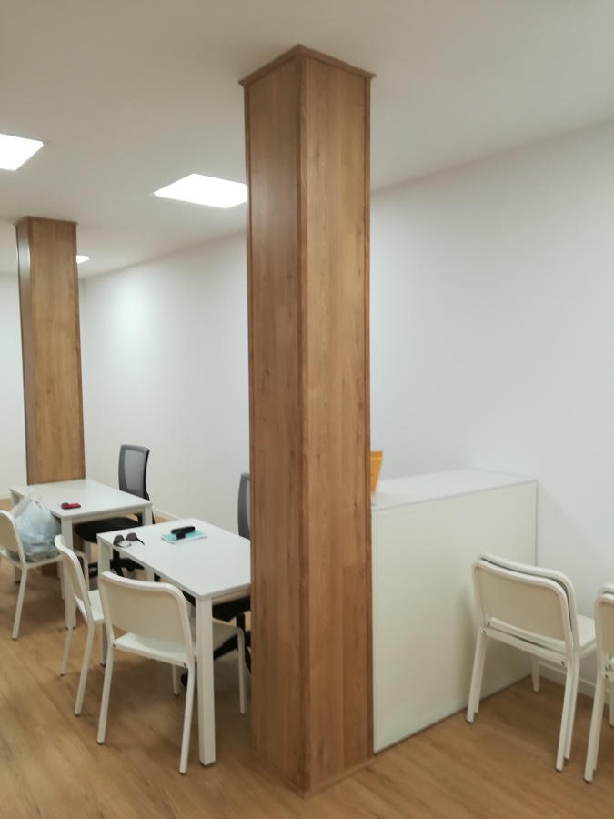 Columnas también terminadas forradas con suelo laminado